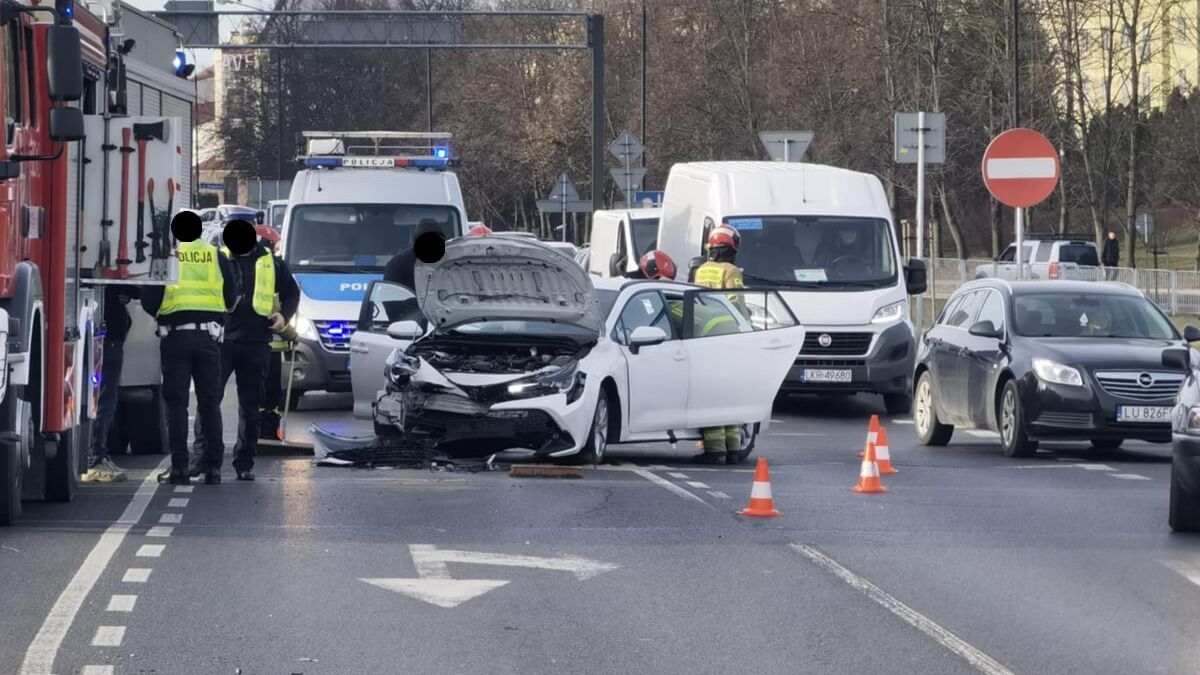 Zderzenie toyoty z citroenem na rondzie przy Makro