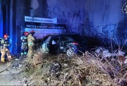 Kierująca oplem uderzyła w wiadukt kolejowy. Jechała za szybko i miała ponad dwa promile we krwi