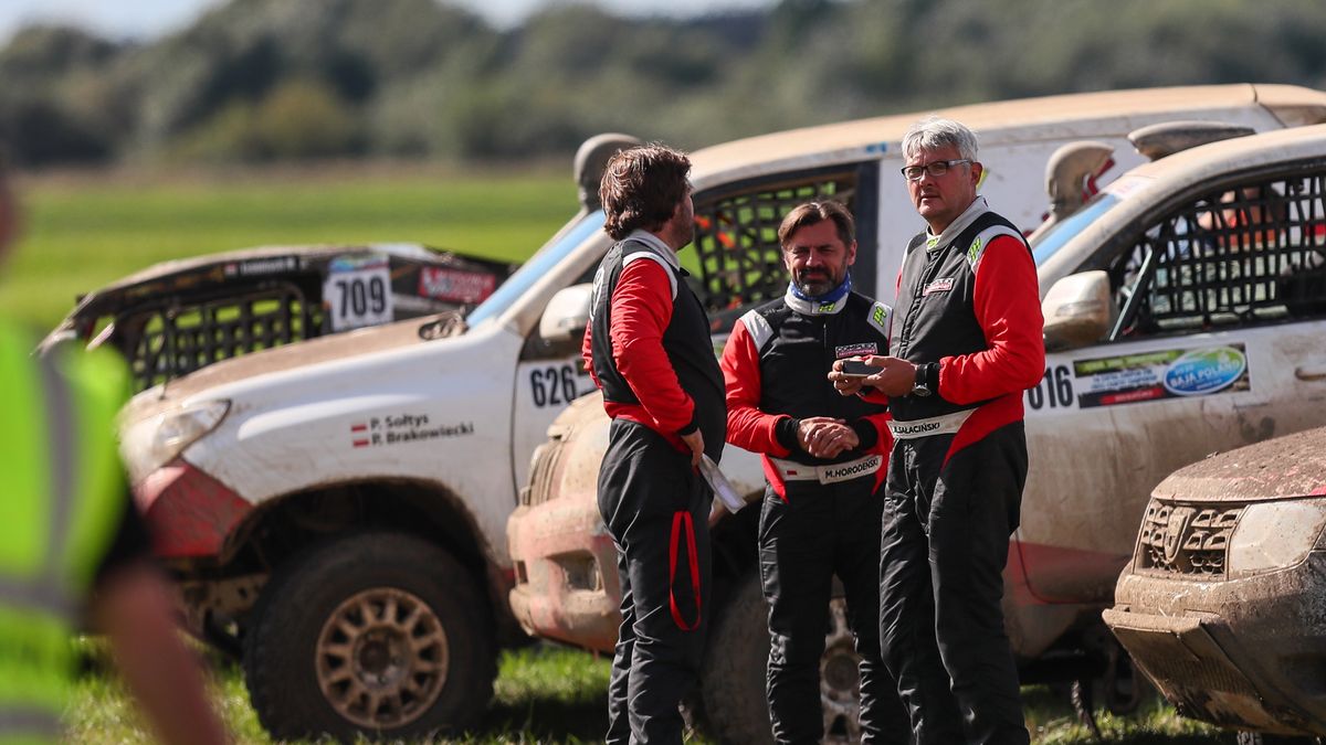 Michał Horodeński to ten pan pośrodku. Człowiek orkiestra.