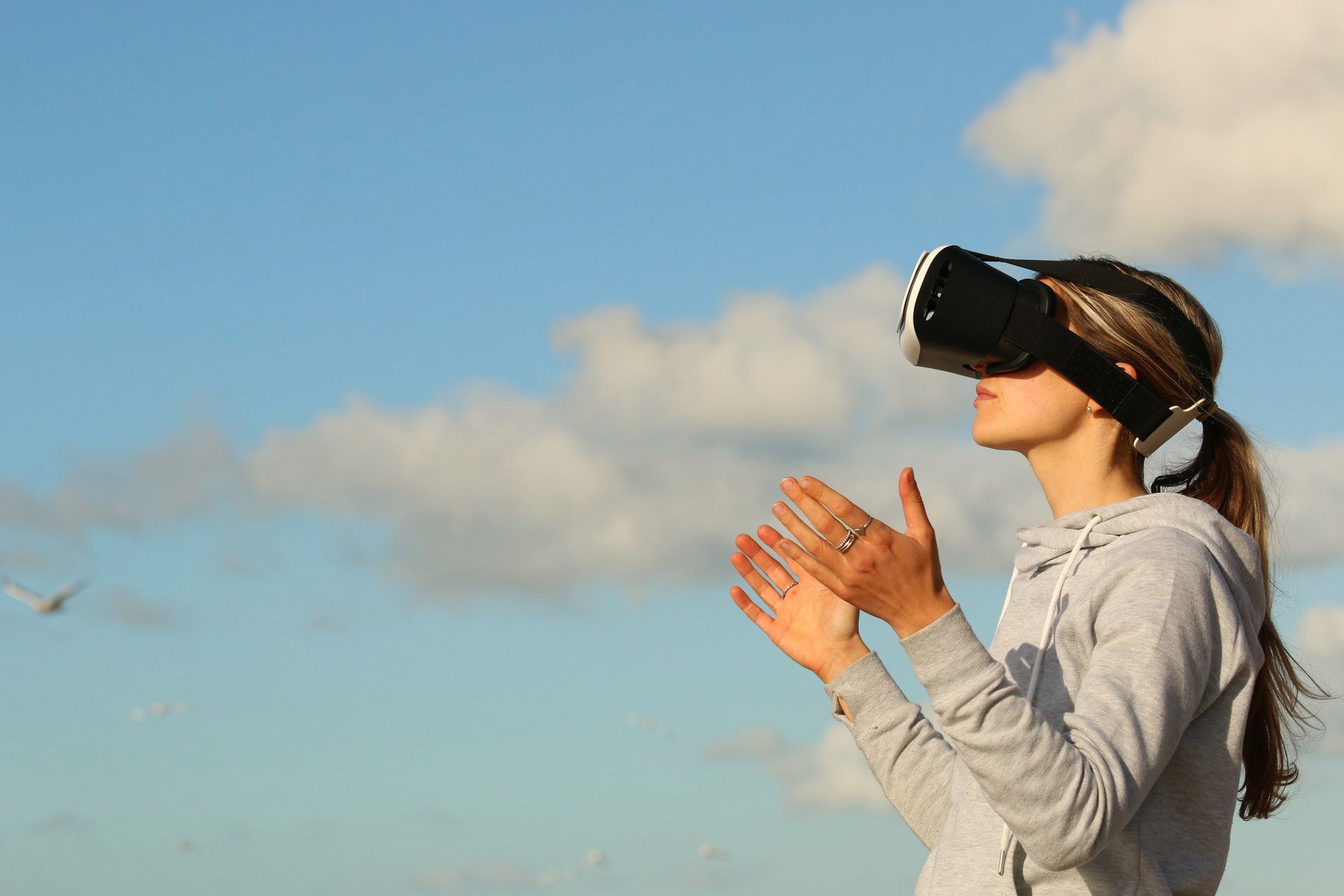 Facebook próbuje oszukać prawa fizyki. Znalazł sposób na budowę małych gogli VR 1