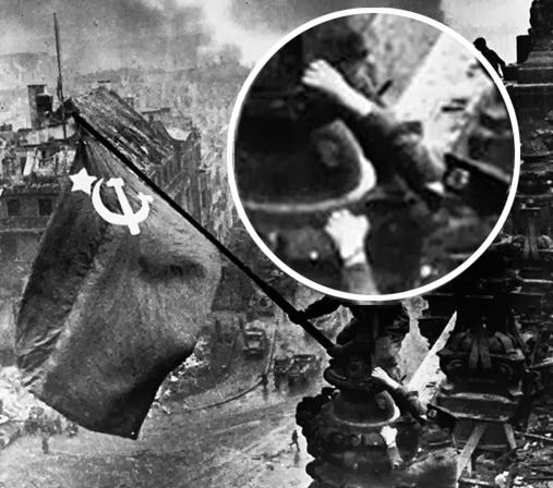 Symbol końca wojny, czyli flaga na Reichstagu i niechciany zegarek 5