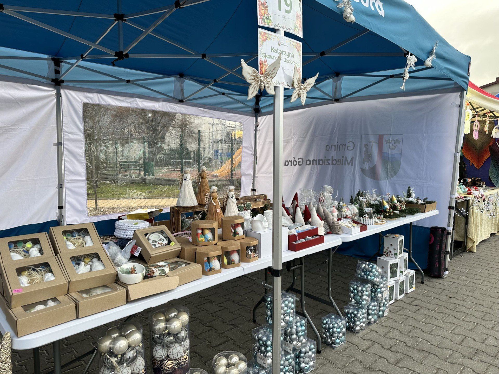 Na stoiskach można było znaleźć oryginalne ozdoby świąteczne.