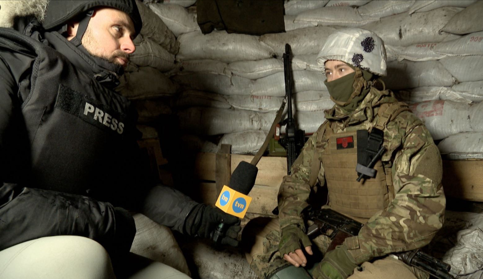 Paweł Szot z TVN podczas rozmowy z ukraińskim żołnierzem