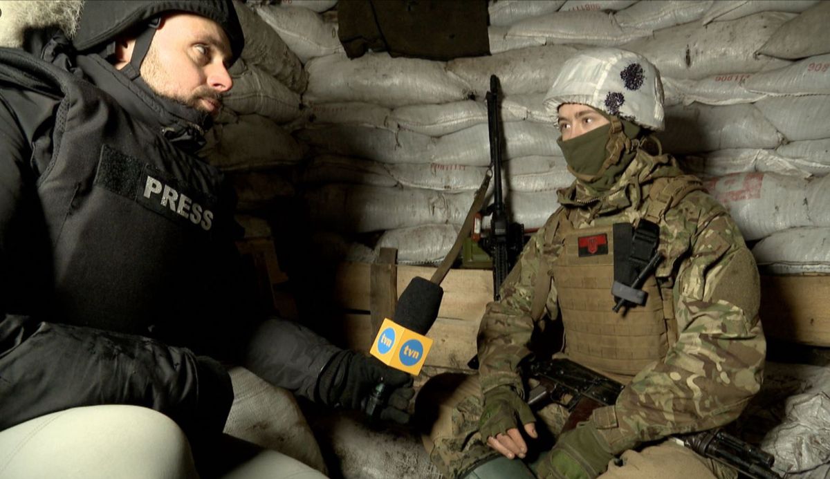 Paweł Szot z TVN podczas rozmowy z ukraińskim żołnierzem