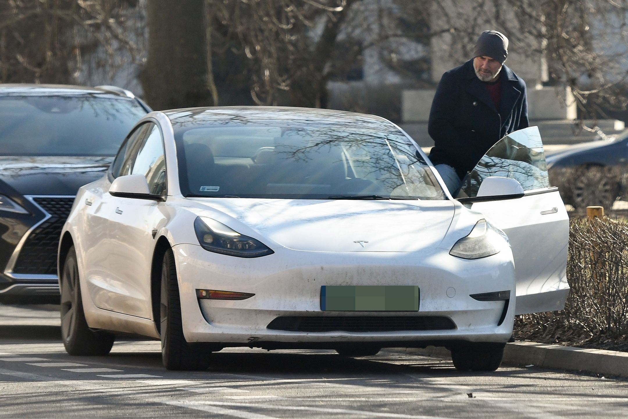 Jacek Kopczyński parkuje na zakazie