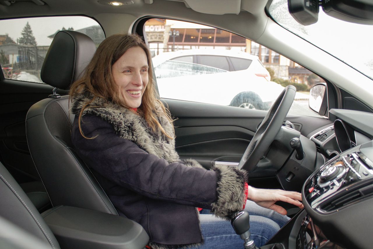 Grażyna za kierownicą parkuje z Active Park Assist