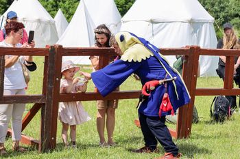 Na Zamku Rabsztyn nie brakowało atrakcji! Tłumy bawiły się na tegorocznym turnieju rycerskim. Zobaczcie zdjęcia z imprezy