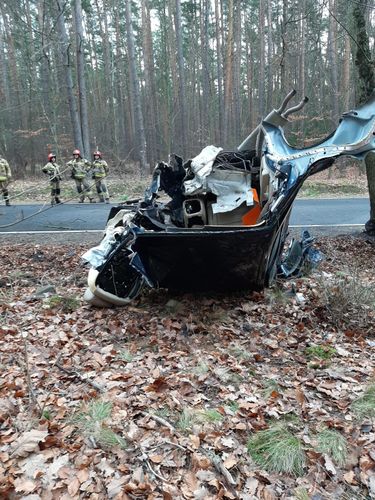 Tyle zostało z jaguara po uderzeniu w drzewo. Dwie osoby nie żyją