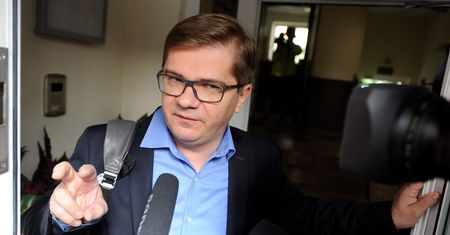 "Nic się nie stało". Komentarze polityków po premierze filmu. "Ukazuje czubek góry lodowej"
