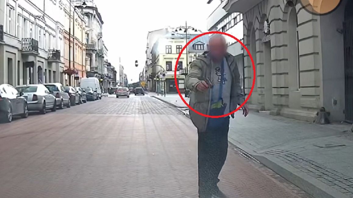 Mężczyzna wyciągnął broń i zaczął celować do kobiety