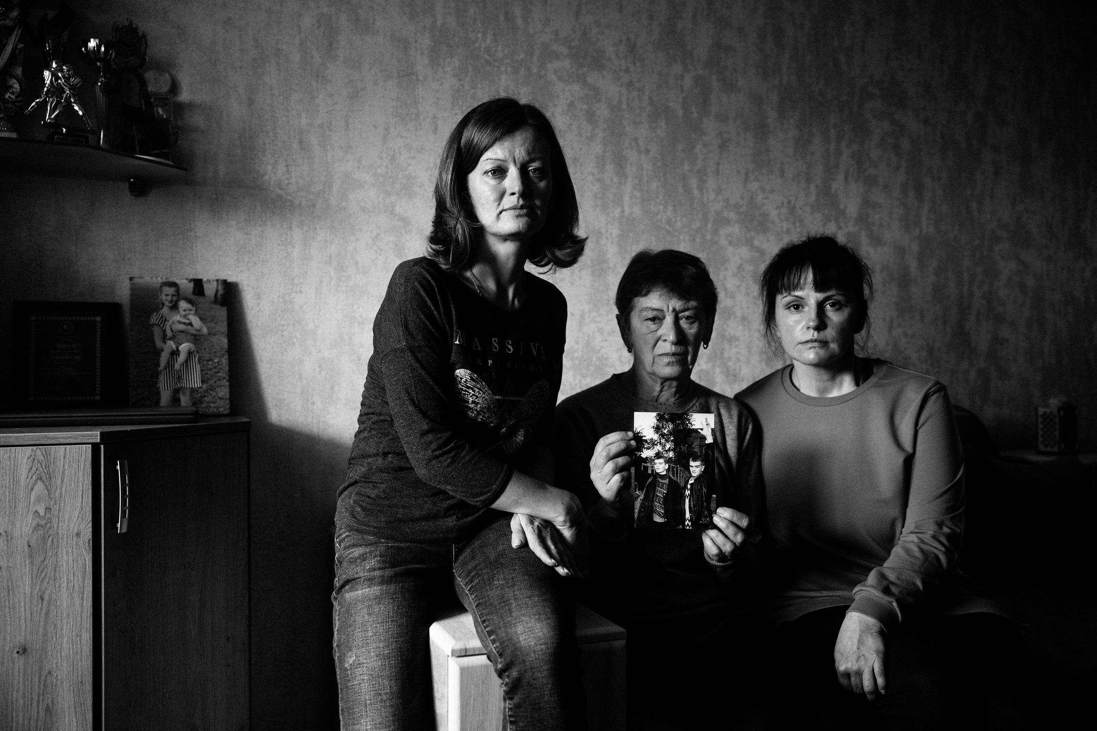 Córka i synowa Janiny wspierają ją w poszukiwaniach. Natalia (po lewej) przeszukuje internet, Maryna (po prawej) dzwoni na infolinie