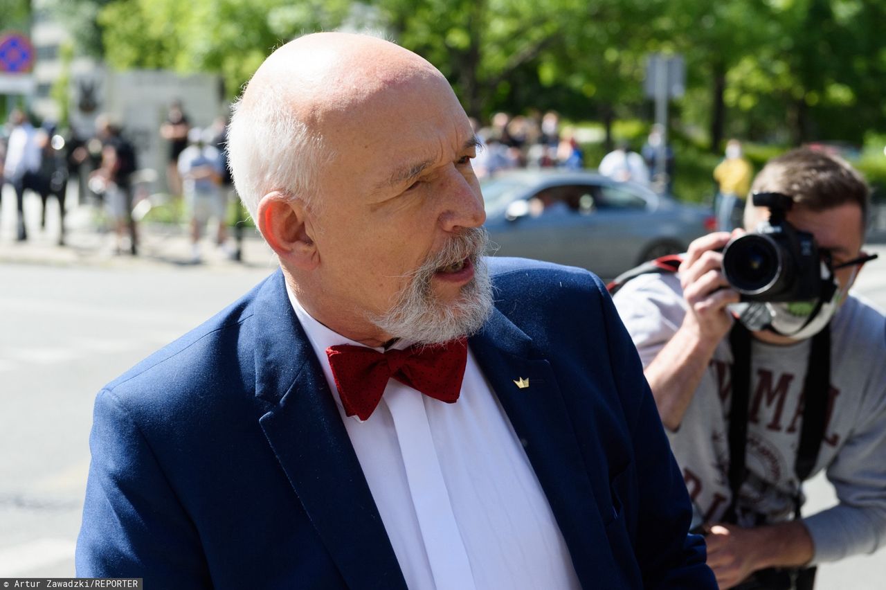 Wybory 2020. Janusz Korwin-Mikke w kolejce stał boso 