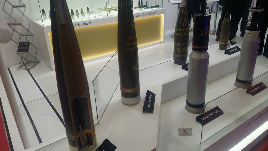 Wystawa amunicji w tym artyleryjskiej i czołgowej od Poongsan Corporation podczas targów MSPO 2023. 