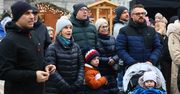 Kielce: Wspólne kolędowanie na Rynku podczas Jarmarku Świątecznego. Mieszkańcy razem zaśpiewali polskie kolędy