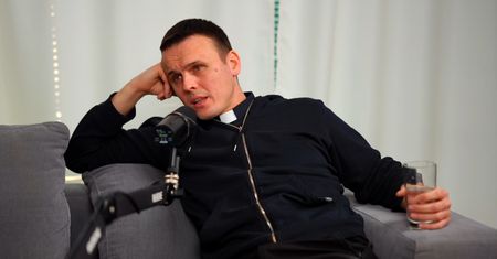 "Ksiądz z osiedla" zatrudnił się przy sprzątaniu toalet. Pokazał wideo