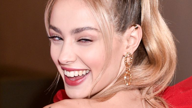 Wiktoria Gąsiewska i jej OKAZAŁY KALORYFER prężą się na desce do pływania 