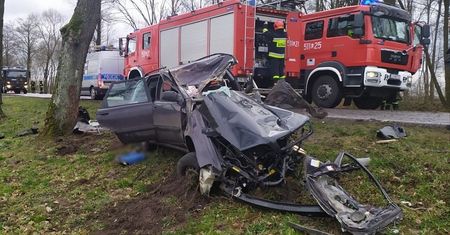 Bojanówka: Kierowca volvo uderzył w drzewo. Zmarł w szpitalu [ZDJĘCIA]
