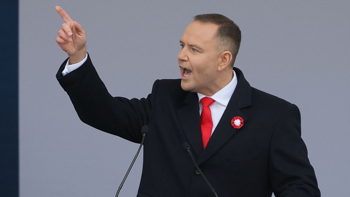 Warszawa, 11.11.2025. Obchody Narodowego Święta Niepodległości. Prezydent RP Karol Nawrocki przemawia podczas uroczystej odprawy wart przed Grobem Nieznanego Żołnierza na pl. Piłsudskiego w Warszawie, 11 bm. (aldg) PAP/Rafał Guz