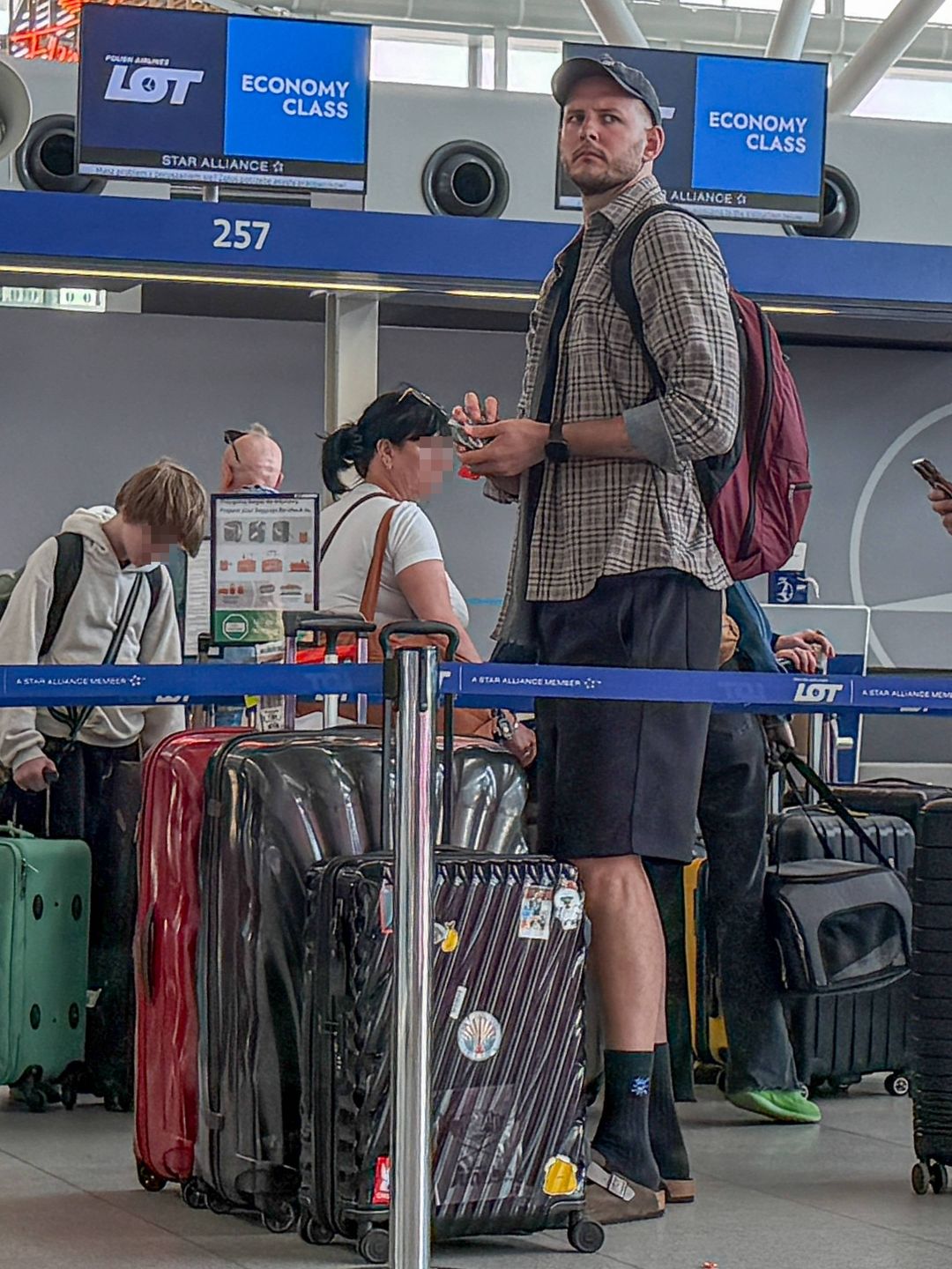 Bartosz Kurek na lotnisku