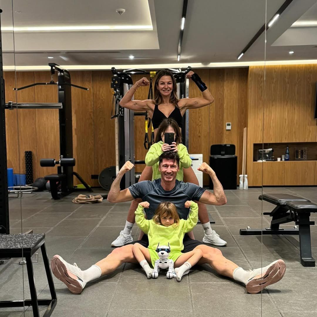 Robert i Anna Lewandowscy z córkami