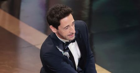 Adrien Brody rzucił gumą w partnerkę na gali Oscarów. Tak się tłumaczy