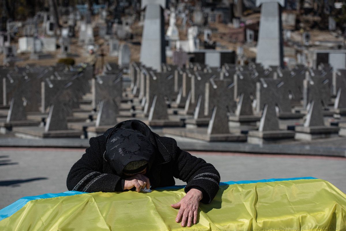 Matka jednego z ukraińskich żołnierzy opłakuje grób syna 