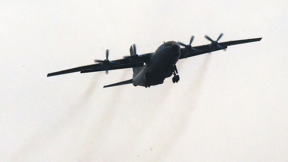 Rosja zaatakowa?a Ukrain?A military plane flies in Russia's Rostov region, some 70 km from the Ukrainian border and the self-proclaimed Donetsk People's Republic, on February 27, 2022. - Ukrainian forces said they had fought off a Russian incursion in Ukraine's second-biggest city on Sunday, as both sides said they were ready for talks to halt a conflict that has forced hundreds of thousands of people to flee their homes. (Photo by STRINGER / AFP)STRINGER