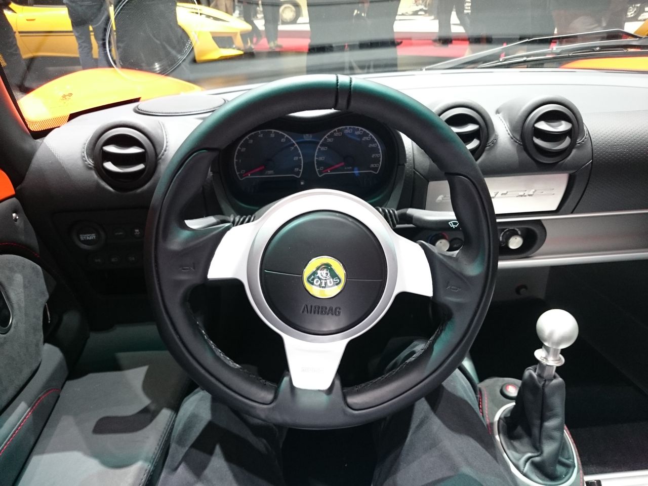 Lotus Elise Cup 250 od środka - prosto, surowo, idealnie