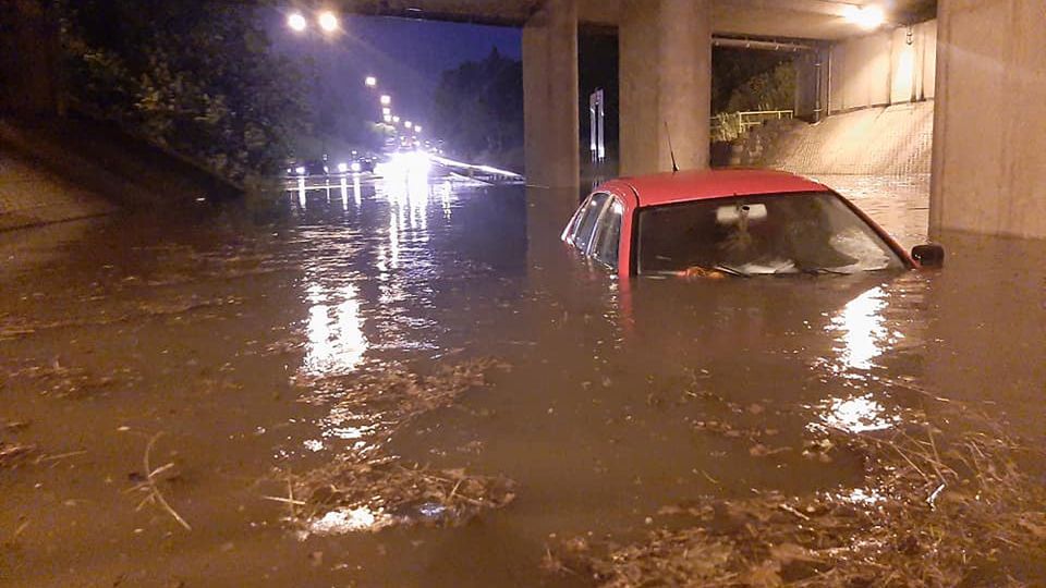 Zalany samochód oznacza sporo kłopotów