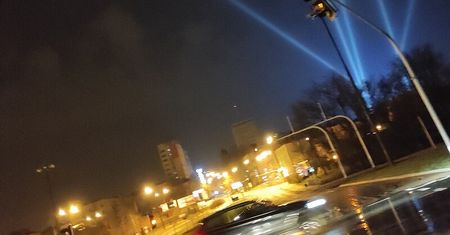 Tajemnicze światła na niebie w Lublinie. Mieszkańcy pytają: co to takiego?