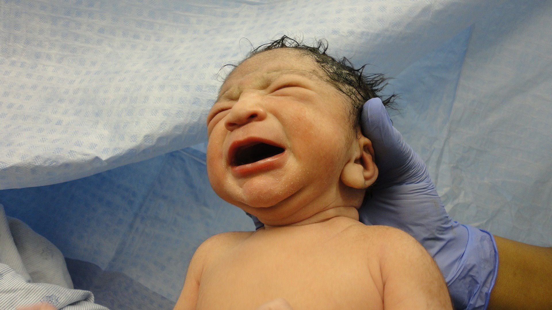 Setki noworodków porzuconych w szpitalu. Jaki los ich czeka?
