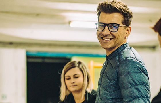 Tomasz Kammel z nowym kanałem na LinkedIN, wydał książkę o technikach prezentacji „Moc w gębie”