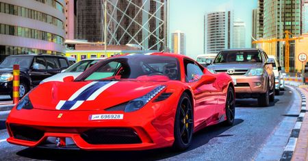 Akcje firm motoryzacyjnych lecą na łeb na szyję. Najmniej traci...Ferrari