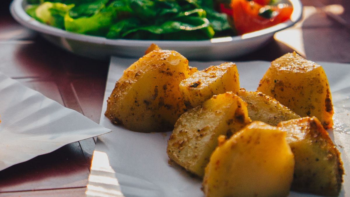 Najlepsze ziemniaki z grilla przygotujesz z dodatkiem masła