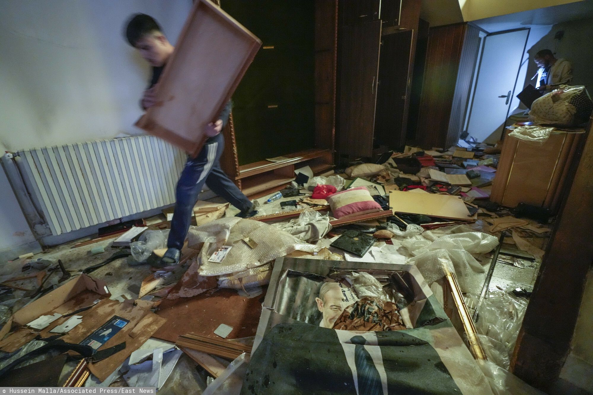 Przewr�t w Syrii
A man walks by a broken portrait of the late Syrian President Hafez Assad as people search for belongings in the ransacked private residence of Syrian President Bashar Assad in the Malkeh district of Damascus, Syria, on Sunday, Dec. 8, 2024. (AP Photo/Hussein Malla)
Hussein Malla