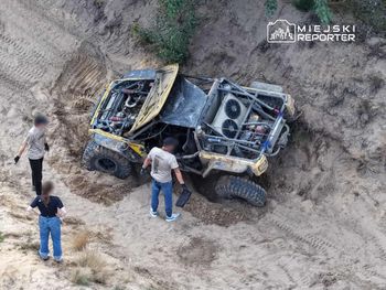 Góra Kalwaria: Terenowe auto dachowało na torze. Kierująca ze złamaną ręką trafiła do szpitala