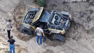 Góra Kalwaria: Terenowe auto dachowało na torze. Kierująca ze złamaną ręką trafiła do szpitala