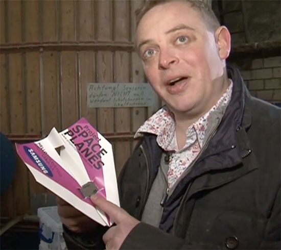Jak daleko może polecieć samolot z papieru? 1