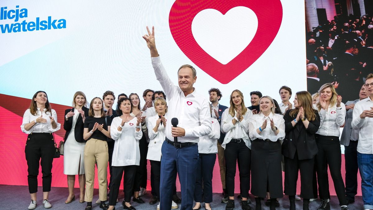 Donald Tusk podczas wieczoru wyborczego 15 października 2023 roku