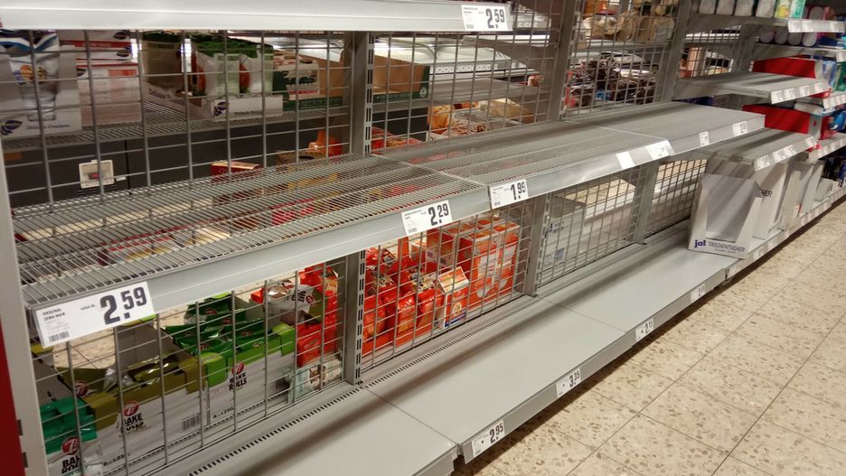 Koronawirus w Niemczech
Fot. NikolayTitiv/East News  Puste polki w sklepie spozywczym po wykupionych produktach czasie epidemii koronawirusa, Frankfurt nad Menem, Niemcy, 20.03.2020  Od 23.03.2020 Niemcy wprowadzaja scisla kwarantanne.
Nikolay Titov