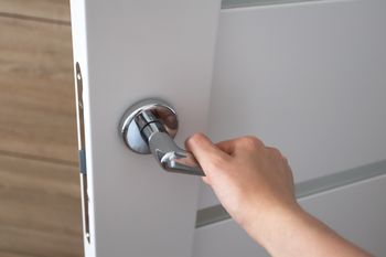 Nie zostawiaj na noc otwartych drzwi do sypialni. Powód jest istotny