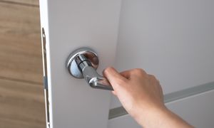 Nie zostawiaj na noc otwartych drzwi do sypialni. Powód jest istotny