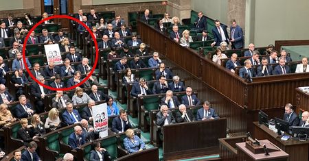 Mają transparenty. Posłowie PiS wnieśli je na salę sejmową