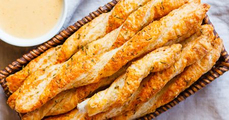 Szybka przekąska na karnawałową imprezę. Paluchy z pysznym pesto jako pierwsze znikną ze stołów