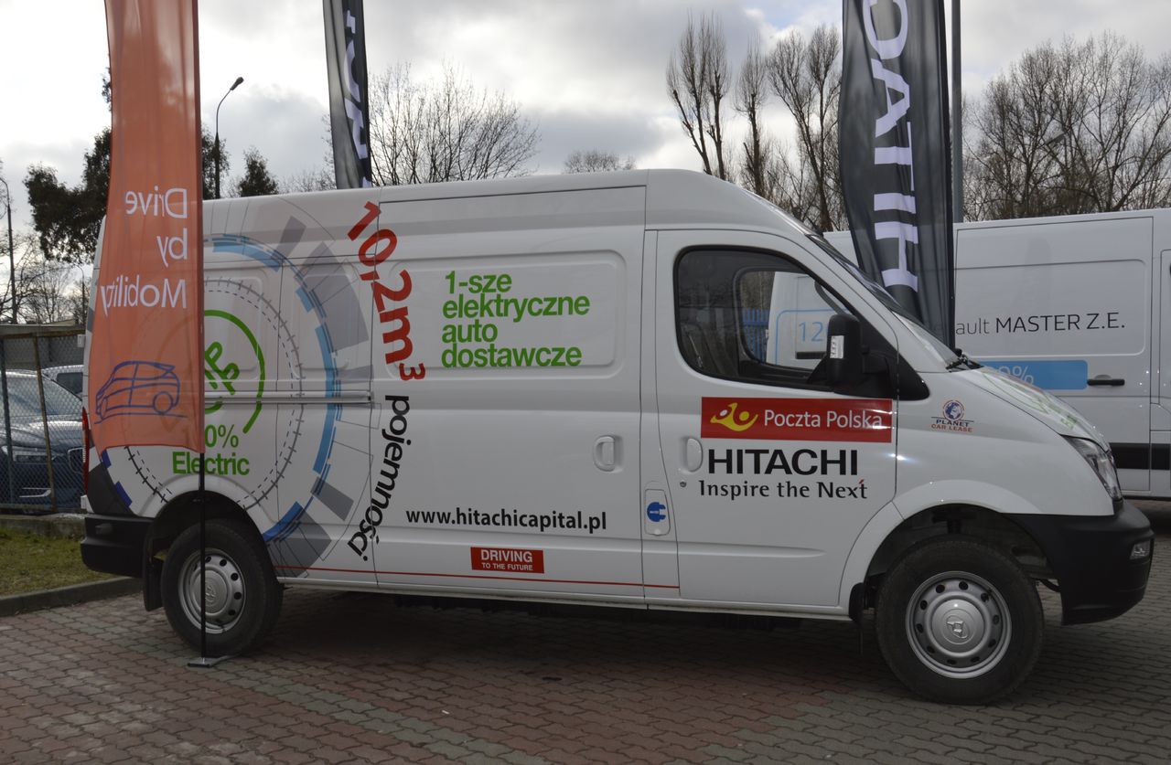 We flocie Poczty Polskiej pojawiło się nawet auto Hitachi
