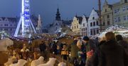 Tłumy turystów na jarmarku świątecznym w Pilznie. "Ludzie chcą się cieszyć atmosferą świąt"