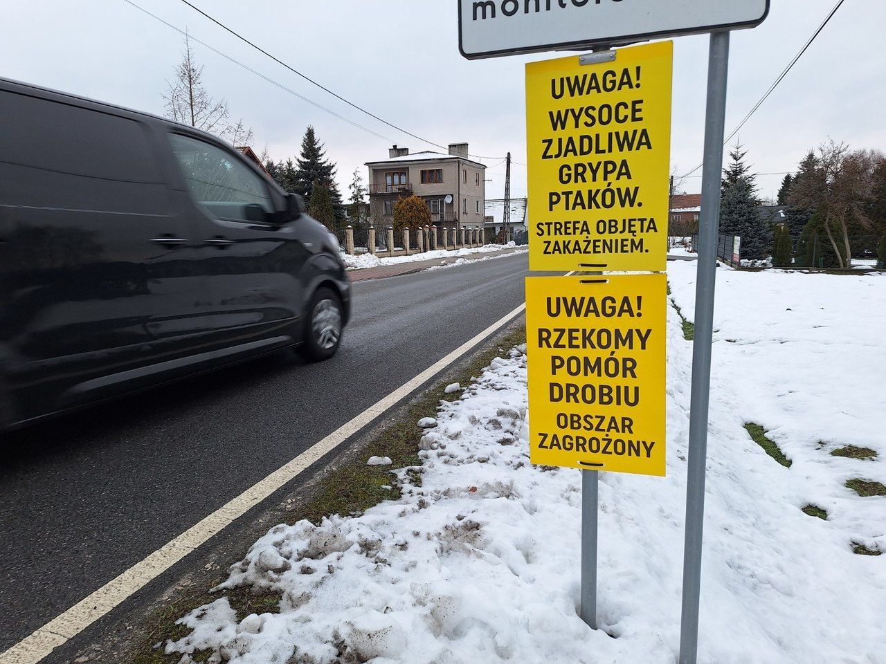 Rzekomy pomór drobiu to groźna choroba zakaźna, która dziesiątkuje całe stada. Stąd jest zwalczana z urzędu i wdrażane są związane z tym odpowiednie procedury. O zagrożeniu informują m.in. ustawione przy drogach tablice