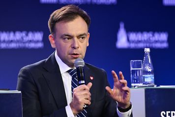 Decyzja w grudniu. Minister nie wyklucza kolejnego ruchu ws. paliw