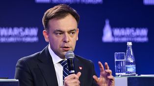 Decyzja w grudniu. Minister nie wyklucza kolejnego ruchu ws. paliw