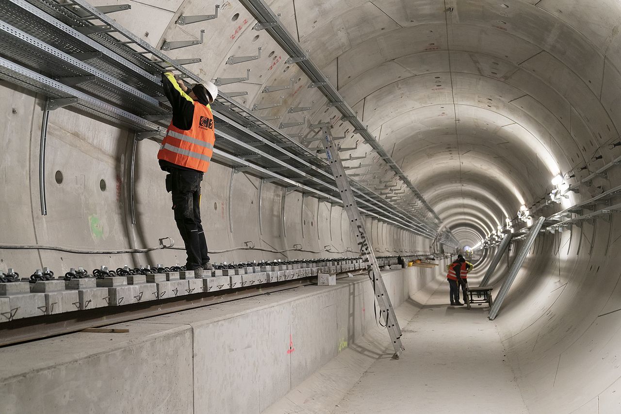 Warszawa. Postępuje budowa metra na Bródnie. Montaż torowiska
